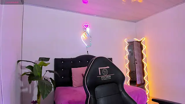 LINDSAY TAY online show from April 11, 3:33 am