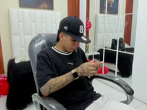 Snapshot of Thiago_collinss chatting on February 27, 10:10 pm Thiago collinss online show from February 27, 10:10 pm