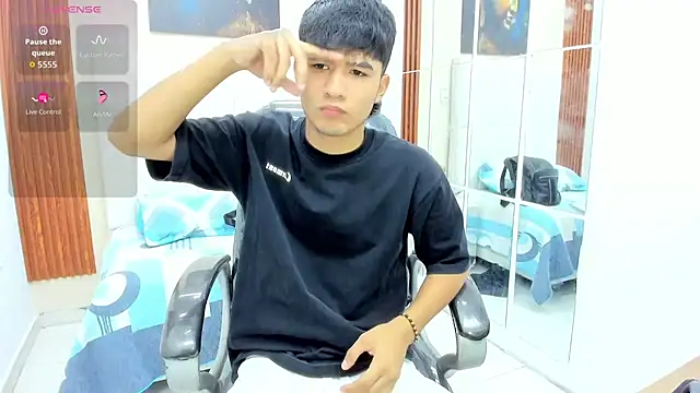 Snapshot of Thiago_collinss chatting on July 10, 10:01 pm Thiago collinss online show from July 10, 10:01 pm