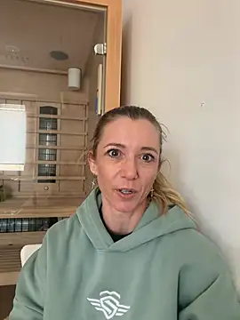 Snapshot of FitAnna chatting on February 28, 1:23 pm FitAnna online show from February 28, 1:23 pm