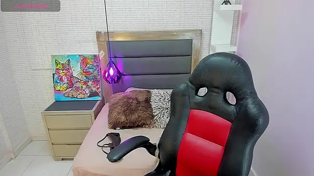 LESLYSIMPSON online show from March 5, 7:43 pm