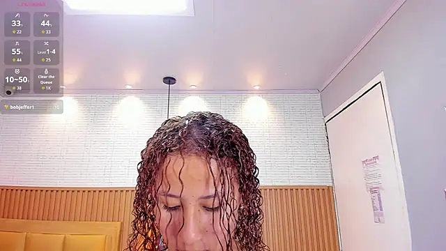 LESLYSIMPSON online show from May 23, 7:51 pm