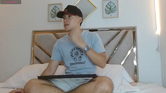 oliver   saint online show from April 4, 11:13 pm