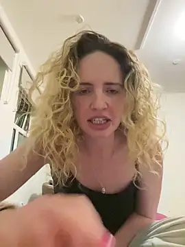 curlyirishgirl online show from April 5, 8:17 pm