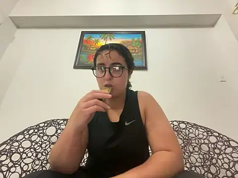 yassiestar online show from April 22, 5:36 pm