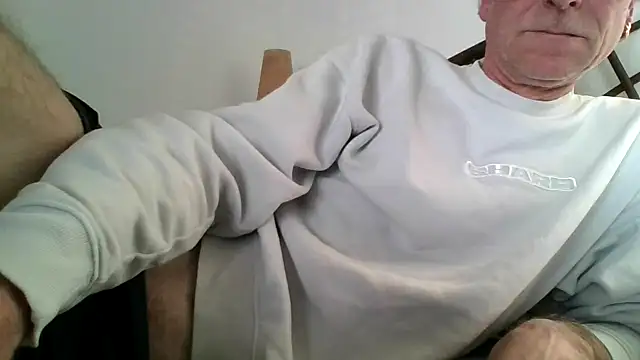 Snapshot of Geiler2203 chatting on February 26, 4:06 pm Geiler2203 online show from February 26, 4:06 pm