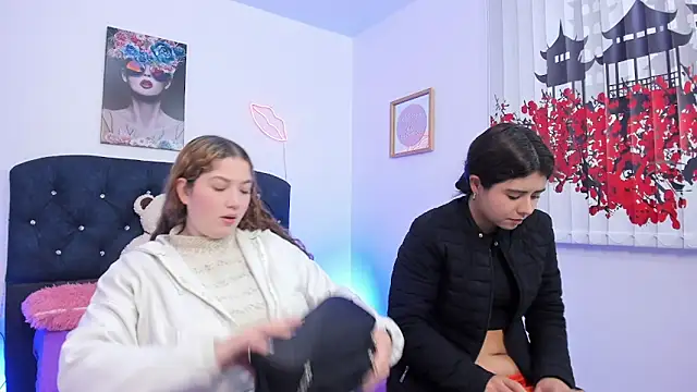 valeria and zoe online show from March 4, 1:28 pm