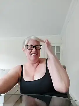 FlirtyFleur-x online show from April 15, 8:10 am