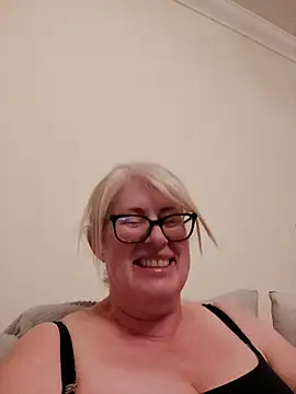 Snapshot of FlirtyFleur-x chatting on April 18, 7:58 pm FlirtyFleur-x online show from April 18, 7:58 pm