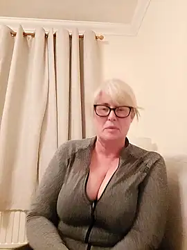 Snapshot of FlirtyFleur-x chatting on April 19, 8:11 pm FlirtyFleur-x online show from April 19, 8:11 pm