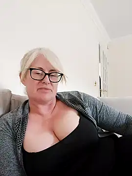 Snapshot of FlirtyFleur-x chatting on April 21, 11:05 am FlirtyFleur-x online show from April 21, 11:05 am