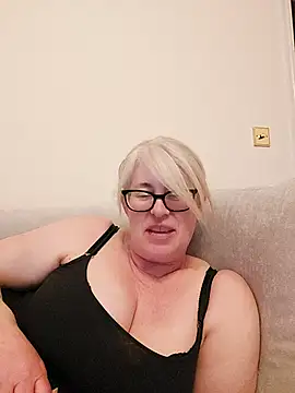 Snapshot of FlirtyFleur-x chatting on April 22, 10:11 pm FlirtyFleur-x online show from April 22, 10:11 pm