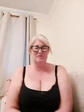 Snapshot of FlirtyFleur-x chatting on April 27, 7:12 pm FlirtyFleur-x online show from April 27, 7:12 pm