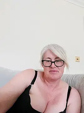 Snapshot of FlirtyFleur-x chatting on April 28, 2:22 pm FlirtyFleur-x online show from April 28, 2:22 pm