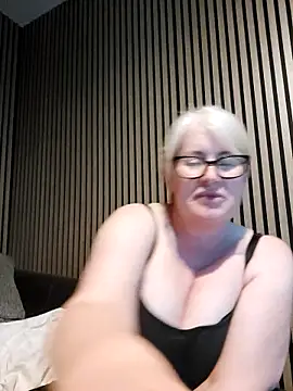 Snapshot of FlirtyFleur-x chatting on May 6, 5:51 pm FlirtyFleur-x online show from May 6, 5:51 pm