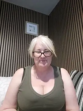 Snapshot of FlirtyFleur-x chatting on May 8, 10:20 am FlirtyFleur-x online show from May 8, 10:20 am
