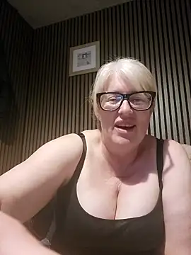 Snapshot of FlirtyFleur-x chatting on May 16, 9:13 pm FlirtyFleur-x online show from May 16, 9:13 pm