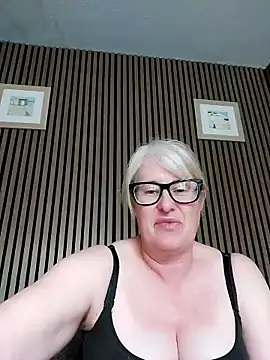 Snapshot of FlirtyFleur-x chatting on May 18, 12:55 pm FlirtyFleur-x online show from May 18, 12:55 pm