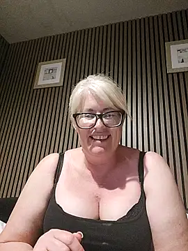 Snapshot of FlirtyFleur-x chatting on May 24, 9:42 pm FlirtyFleur-x online show from May 24, 9:42 pm