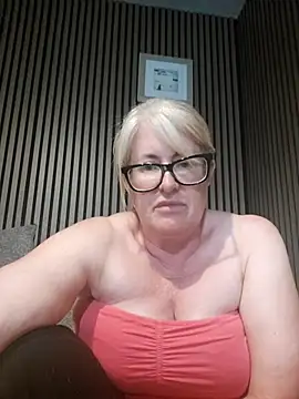 Snapshot of FlirtyFleur-x chatting on May 25, 6:58 pm FlirtyFleur-x online show from May 25, 6:58 pm