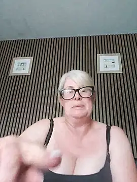 Snapshot of FlirtyFleur-x chatting on May 29, 3:10 pm FlirtyFleur-x online show from May 29, 3:10 pm