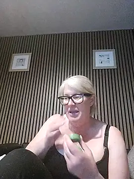 Snapshot of FlirtyFleur-x chatting on June 5, 9:20 pm FlirtyFleur-x online show from June 5, 9:20 pm