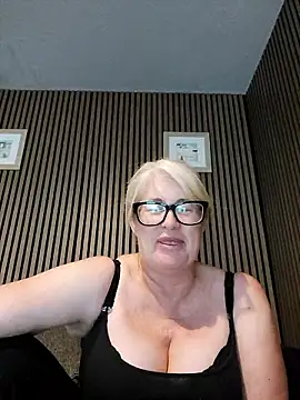 Snapshot of FlirtyFleur-x chatting on June 7, 12:53 pm FlirtyFleur-x online show from June 7, 12:53 pm
