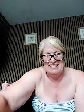 Snapshot of FlirtyFleur-x chatting on June 8, 8:37 am FlirtyFleur-x online show from June 8, 8:37 am