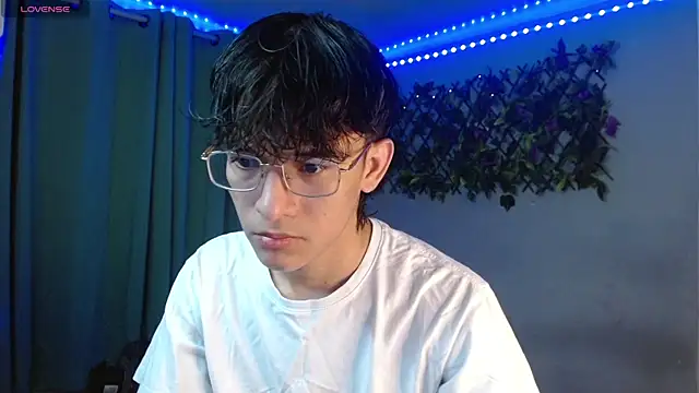 Snapshot of noah_millerx chatting on April 19, 10:56 pm noah millerx online show from April 19, 10:56 pm
