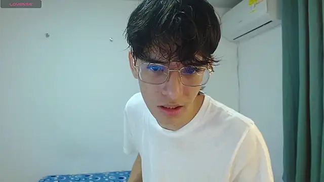 Snapshot of noah_millerx chatting on May 1, 3:33 am noah millerx online show from May 1, 3:33 am