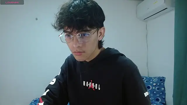 Snapshot of noah_millerx chatting on May 2, 3:33 am noah millerx online show from May 2, 3:33 am