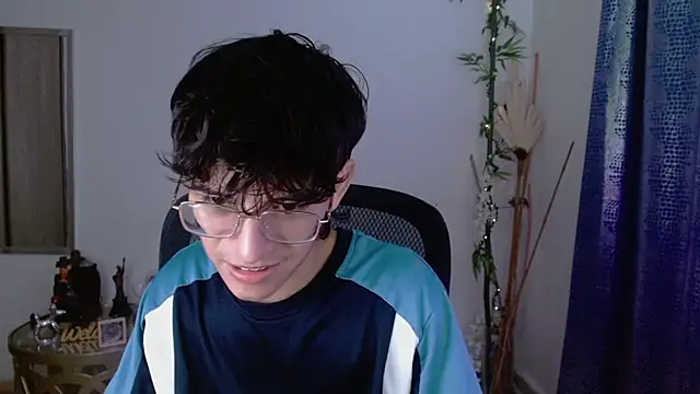 Snapshot of noah_millerx chatting on May 9, 4:28 am noah millerx online show from May 9, 4:28 am
