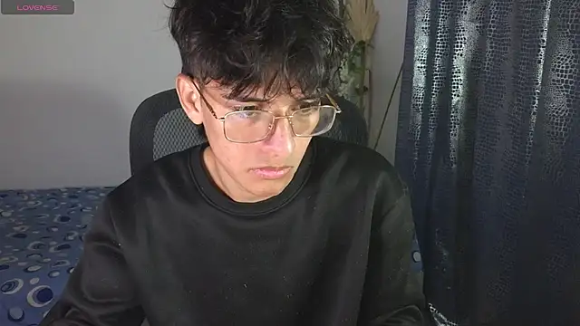 Snapshot of noah_millerx chatting on May 21, 4:30 am noah millerx online show from May 21, 4:30 am