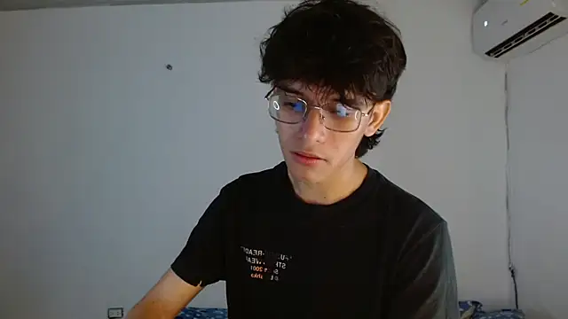 Snapshot of noah_millerx chatting on June 2, 5:20 am noah millerx online show from June 2, 5:20 am