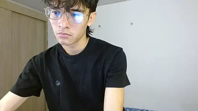 Snapshot of noah_millerx chatting on June 19, 8:01 pm noah millerx online show from June 19, 8:01 pm