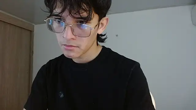 Snapshot of noah_millerx chatting on June 21, 9:28 pm noah millerx online show from June 21, 9:28 pm