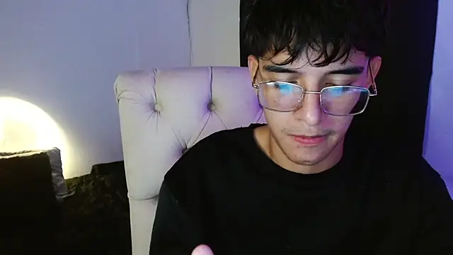 Snapshot of noah_millerx chatting on July 5, 4:19 am noah millerx online show from July 5, 4:19 am