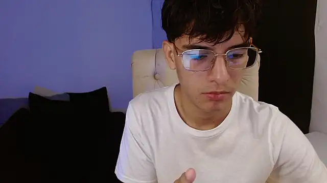 Snapshot of noah_millerx chatting on July 12, 8:22 pm noah millerx online show from July 12, 8:22 pm