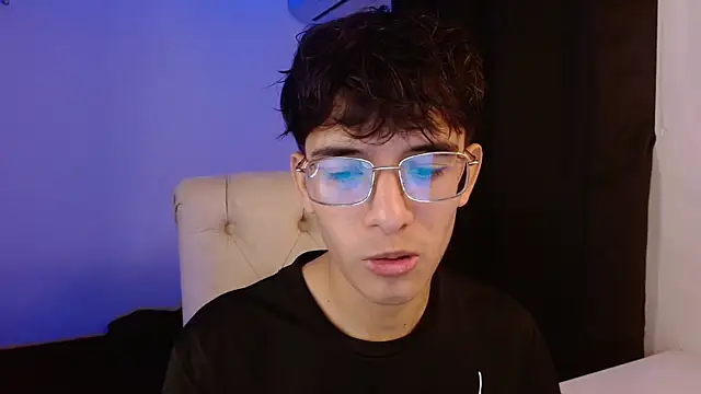 Snapshot of noah_millerx chatting on July 14, 7:19 pm noah millerx online show from July 14, 7:19 pm