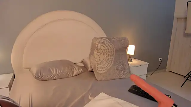 zoepinkett online show from March 27, 3:56 am