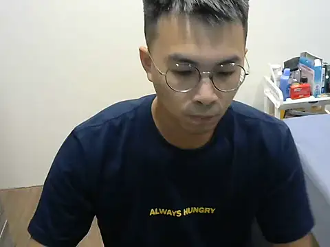 Snapshot of silverwolfwoof chatting on May 20, 12:11 pm silverwolfwoof online show from May 20, 12:11 pm