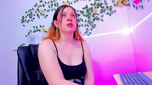 Snapshot of violeta_cutee chatting on March 3, 2:34 pm violeta cutee online show from March 3, 2:34 pm