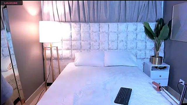 Snapshot of Samantha_Velle chatting on April 24, 2:52 pm Samantha Velle online show from April 24, 2:52 pm