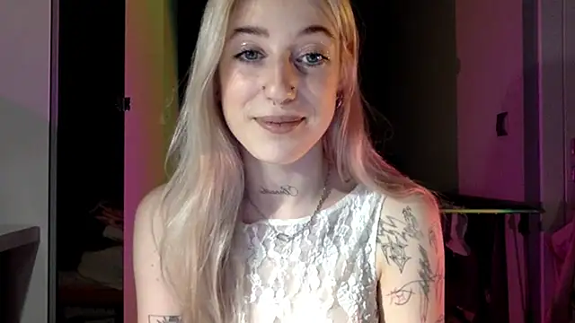 Snapshot of EmmyWet chatting on April 23, 6:21 pm EmmyWet online show from April 23, 6:21 pm
