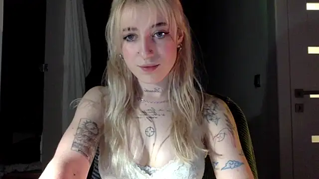 Snapshot of EmmyWet chatting on April 29, 8:15 pm EmmyWet online show from April 29, 8:15 pm