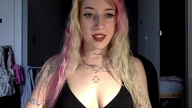Snapshot of EmmyWet chatting on July 4, 4:02 pm EmmyWet online show from July 4, 4:02 pm