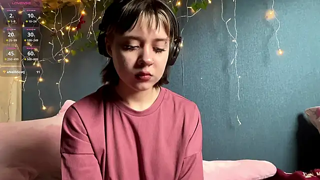 AueshaSimon online show from April 11, 5:12 am