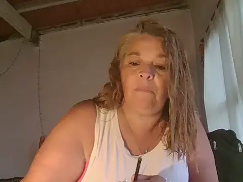 momismilf544 online show from April 4, 8:28 pm