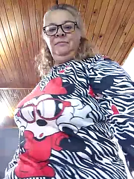 momismilf544 online show from April 7, 1:33 pm