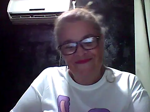 momismilf544 online show from April 13, 3:01 am